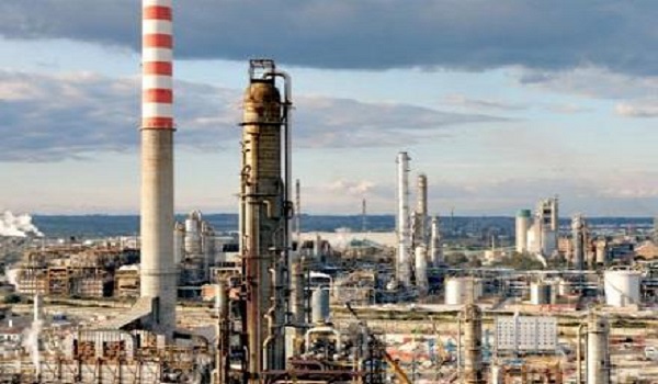 Cede una trave all’Isab, ferito al petto un operai