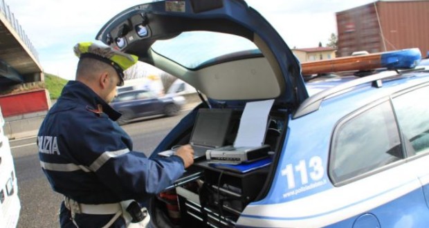 All’esame di guida con smartphone per avere le risposte: denunciato