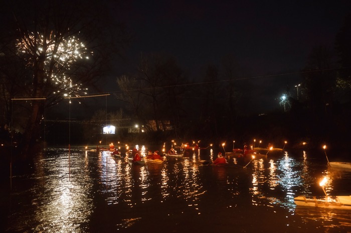 Santa Claus scende in canoa sul Tevere a Città di Castello