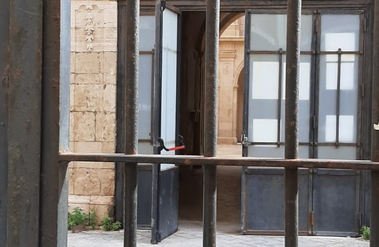 Vinciullo – Salerno:  Il portone d’ingresso del Gargallo in Ortigia lasciato aperto da giorni, con l’edificio in balia dei vandali!