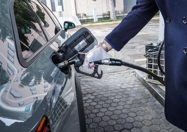 Prezzo Carburanti: Aumenti record nelle isole minori