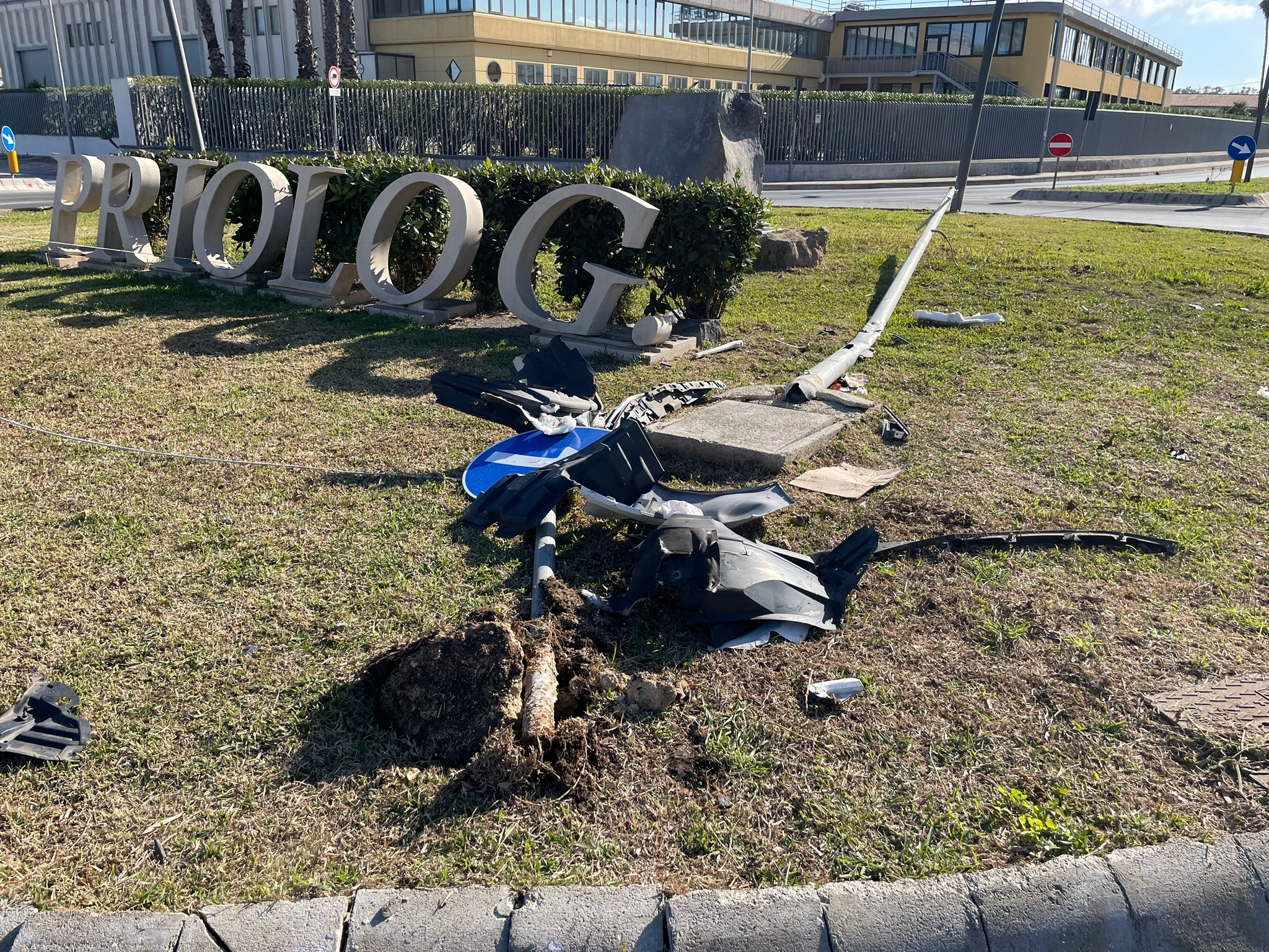 Priolo, auto travolge rotatoria: danneggiate telecamere di videosorveglianza – Foto