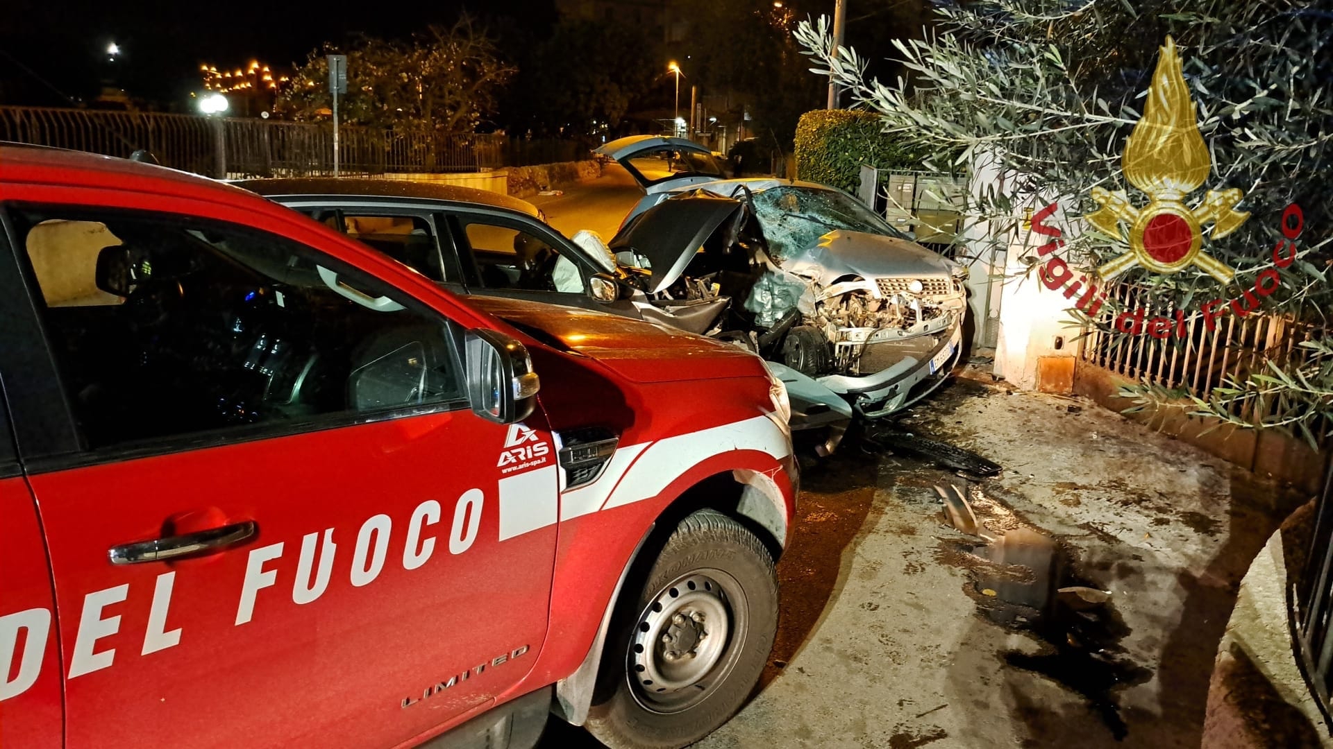 Siracusa. I vigili del fuoco estraggono un uomo dalle lamiere dell’auto