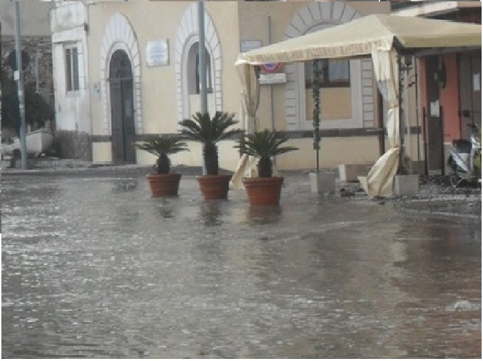 Maltempo, Eolie isolate: sott’acqua la frazione di Canneto, vento forte