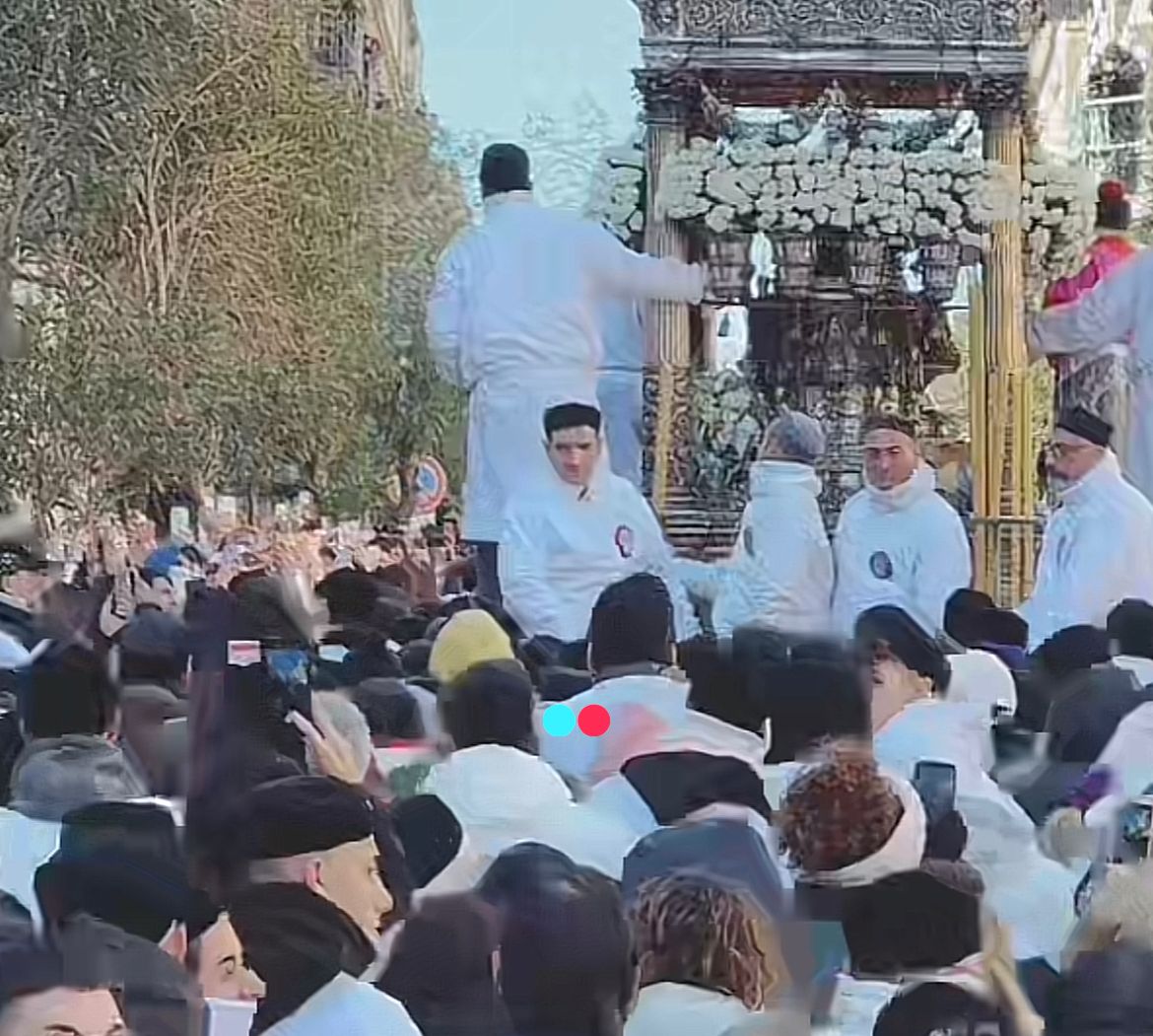 Continua lento il peregrinare di Sant’Agata, che adesso si avvia verso il ritorno in Cattedrale.