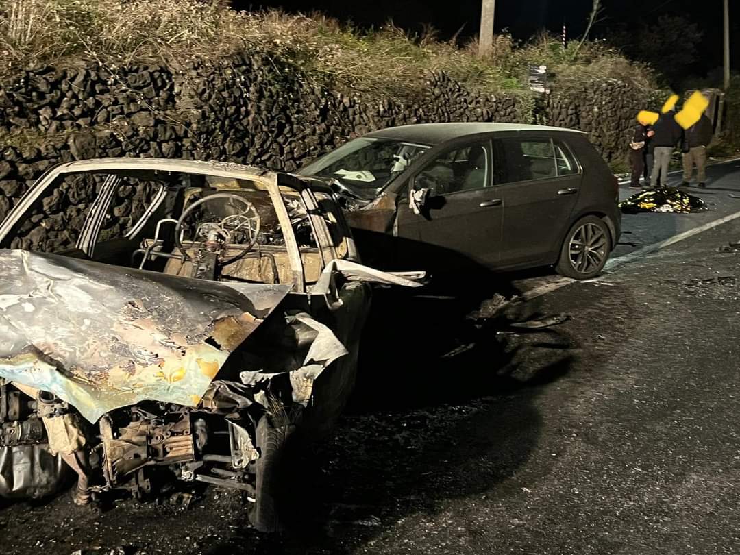 Incidenti stradali, scontro tra auto nella notte: morti madre e figlio a Linguaglossa nel Catanese – Foto