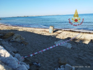 Marina di Priolo, fusti sospetti rilevati lungo la spiaggia