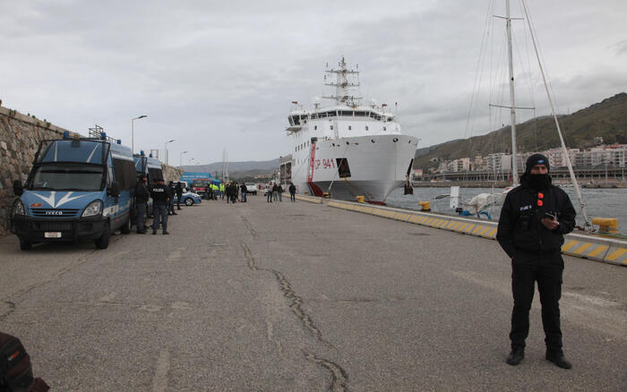 Migranti – A Reggio Calabria in 584 a bordo della nave Dattilo – Video