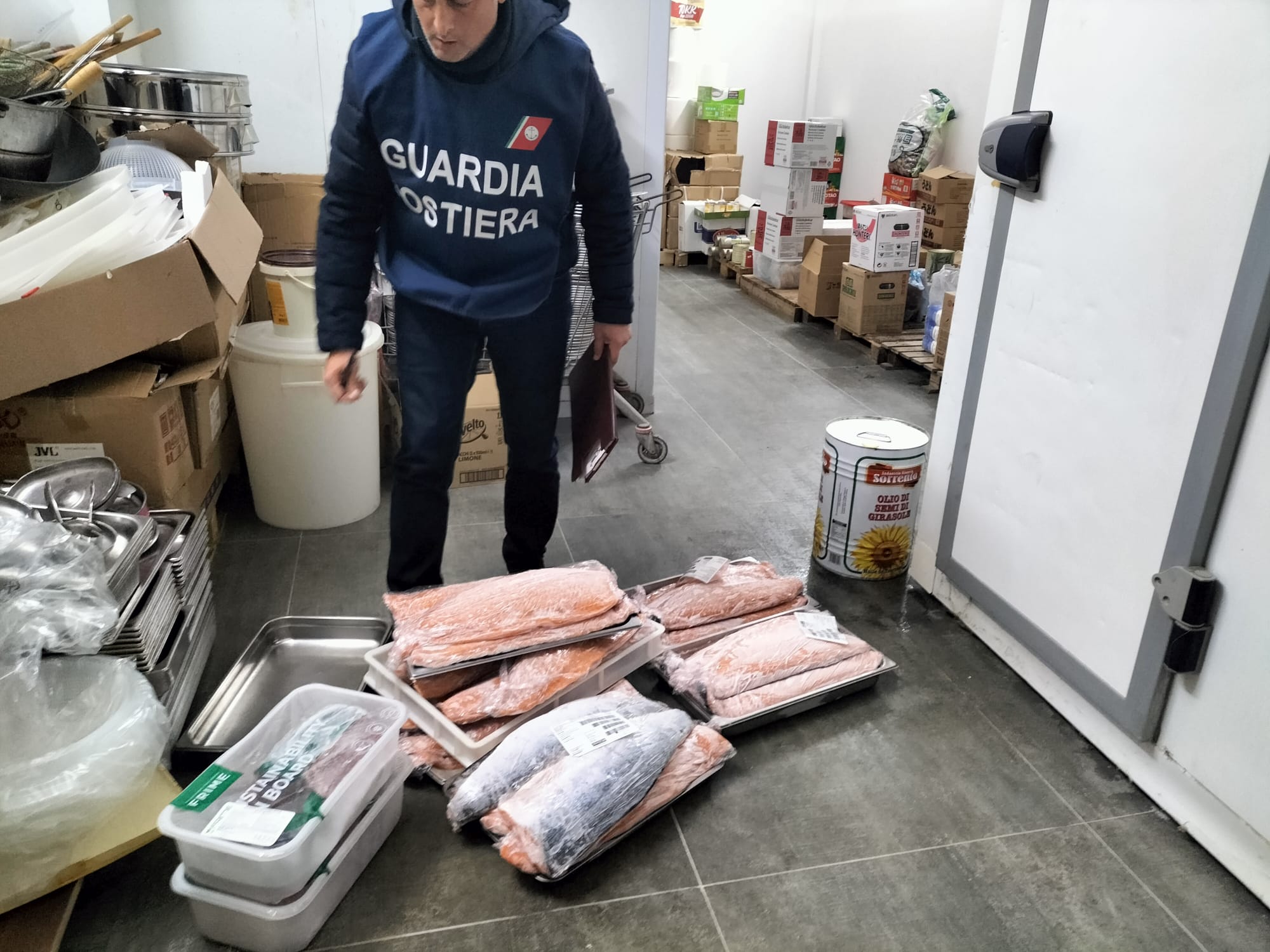 Guardia Costiera: sequestri e sanzioni amministrative a carico di un’attività di ristorazione a Siracusa – trovato pesce scaduto.