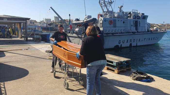 Migranti – Recuperati cadaveri 2 donne, altri sbarchi
