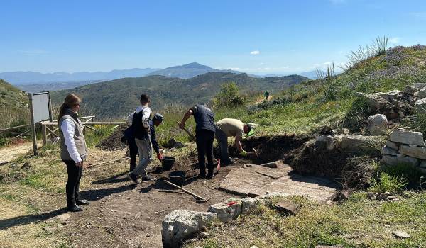 Segesta, dagli scavi riemerge la strada lastricata dell’antica città