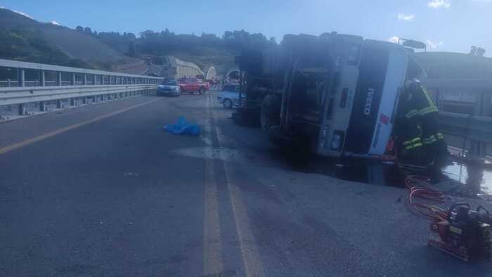 Caltanissetta – Tir si ribalta sulla Ss 640, due feriti in ospedale