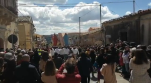 Tradizioni di Pasqua. Cassaro: 'u scontru - Video