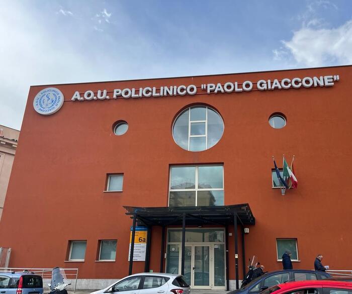 Raccolta dei rifiuti a Palermo: pala meccanica si ribalta , operaio Rap in ospedale