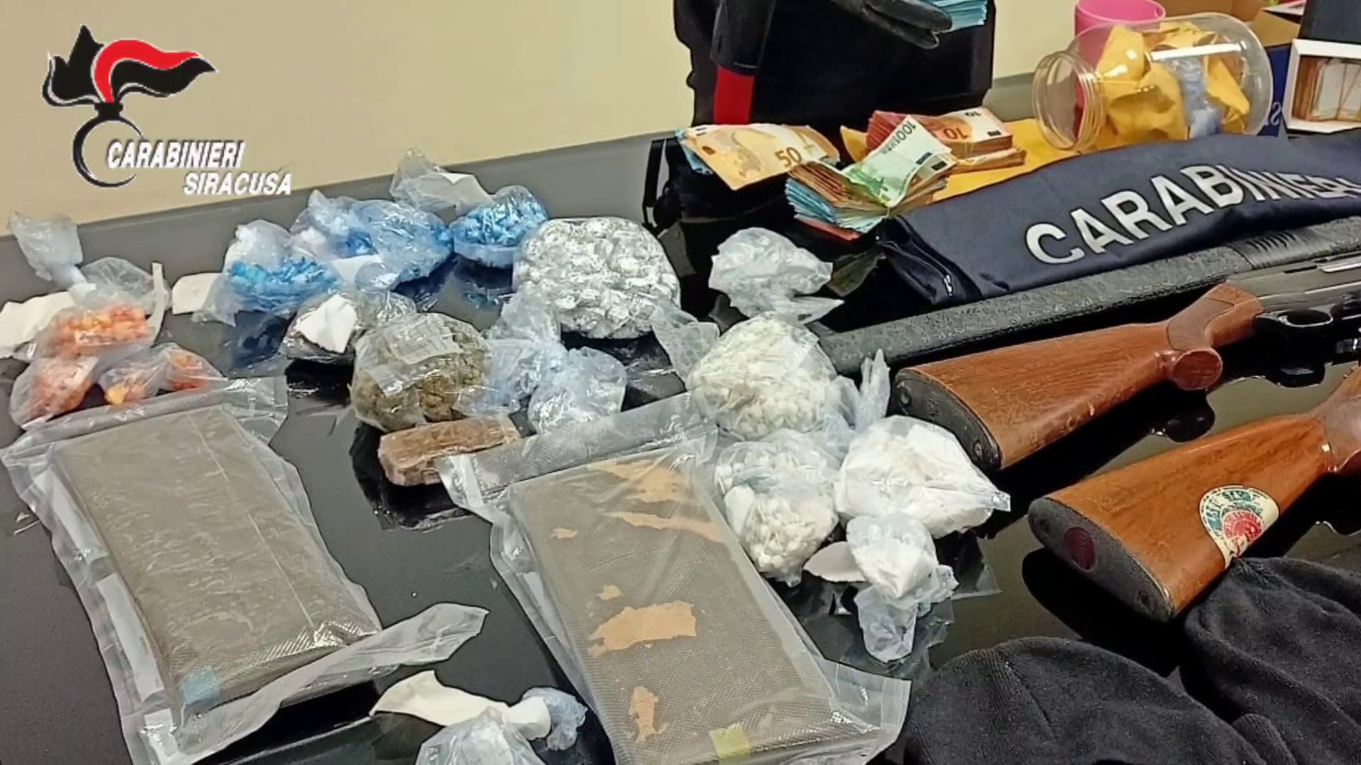 Siracusa, Blitz piazza di spaccio: sequestrate armi 3 kg di drogae oltre 149 mila euro – Video