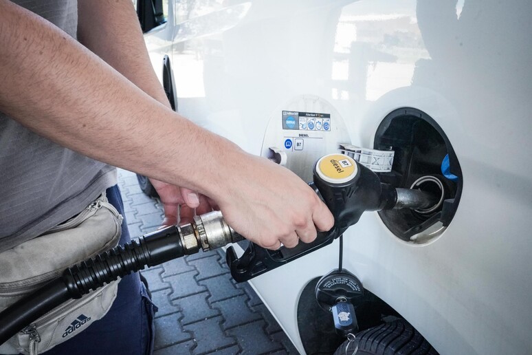 Caro carburanti – Vola il prezzo della benzina, oltre i 2,5 euro/litro in autostrada
