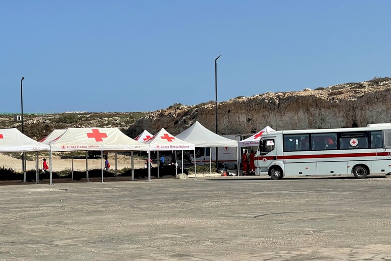 Migranti, nuovi sbarchi a Lampedusa dopo due giorni di mare agitato