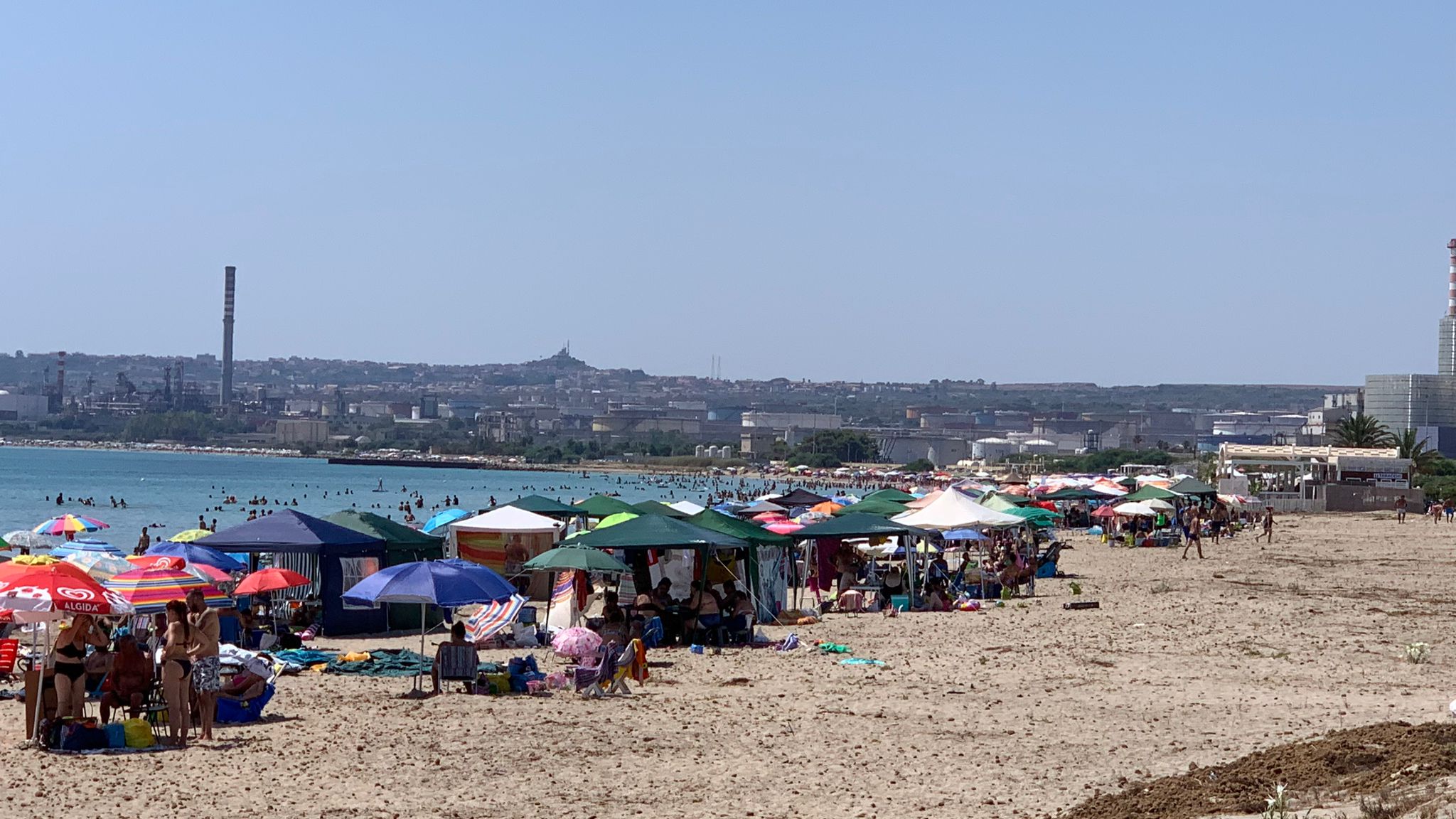 Marina di Priolo – Un ferragosto agghiacciante, Idendità priolese: “Prendiamo esempio da Cateno sindaco di Taormina” – Altra spiaggia stesso mare