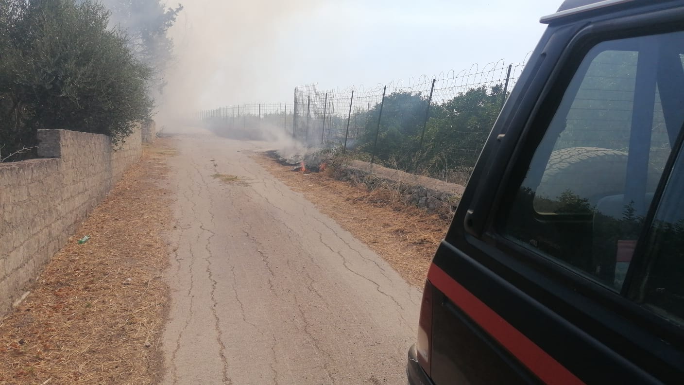 Siracusa, evacuate diverse villette minacciate dal fuoco (VIDEO)