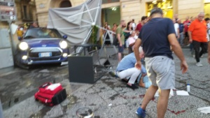 Immagini non adatte a un pubblico sensibile - VIDEO- Caltagirone auto sulla gente, 7 feriti gravi