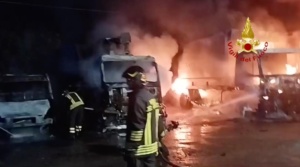 Gallipoli -  Incendio compattatori per la raccolta rifiuti  - Video