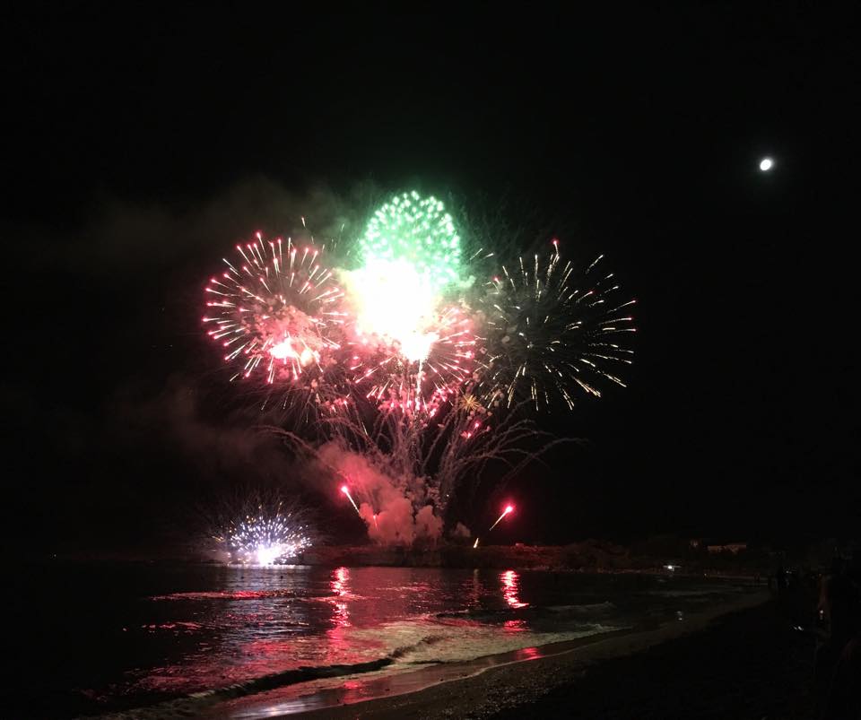 Fuochi d’artificio organizzati a Fontane Bianche a Ferragosto: denunciato titolare ditta di fuochi pirotecnici