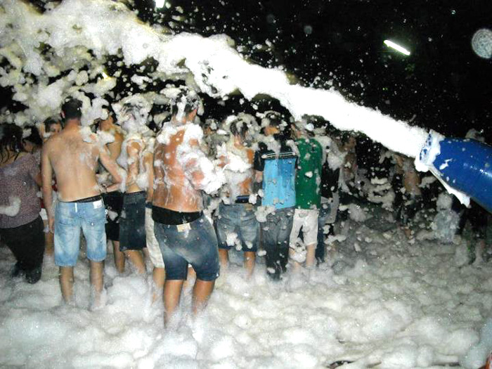 Spettacolo con schiuma party, gonfiabili e animazione senza autorizzazione a Marina di Priolo: denunciato dirigente del Comunale