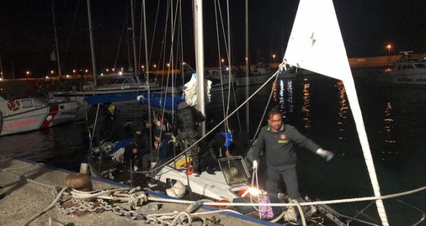 Portopalo, arrestati tre scafisti ucraini -Avrebbero condotto il veliero con a bordo i migranti.