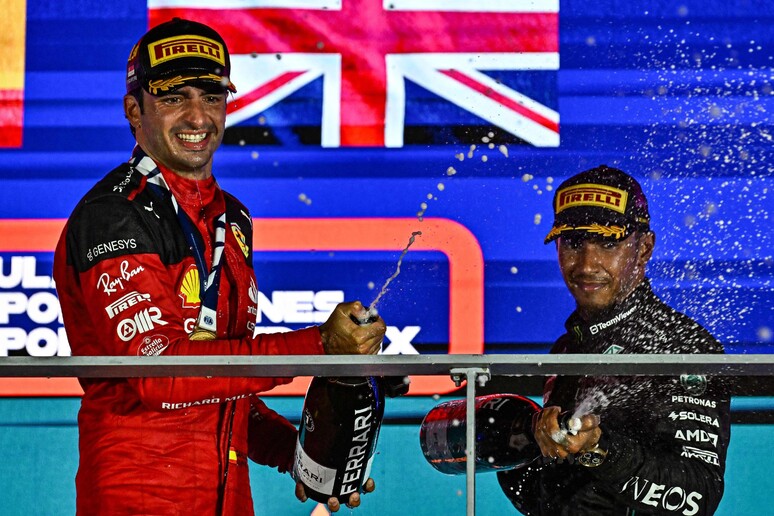 Primo successo Ferrari, Sainz vince a Singapore