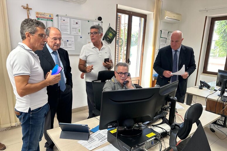 Scuole chiuse per gli incendi a Gratteri nel Palermitano