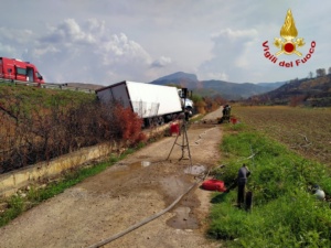 Tir alimentato a GNL sull’autostrada A19, intervenute tre squadre dei vigili del fuoco, con nucleo NBCR
