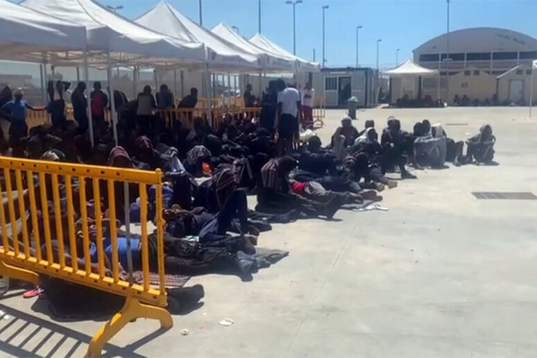 Sicilia – Porto Empedocle nel caos, migranti in fuga