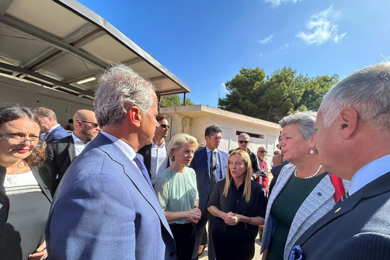 Meloni e von der Leyen a Lampedusa – Prima la visita all’hotspot, poi al molo di Favaloro – Video