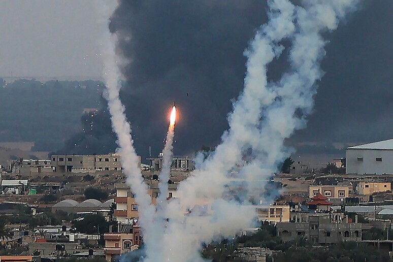 Medio Oriente  – Hamas: ‘Preparavamo l’attacco da due anni’ – Netanyahu: ‘Come l’Isis, vanno schiacciati’