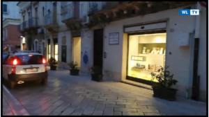 Comiso, rapina a mano armata in giolleria: arrestato un uomo dalla polizia - Video