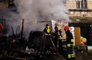 Incendio a Palermo, evacuare tre palazzine, un ferito