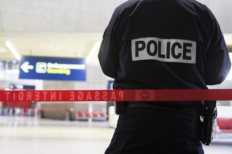 Mondo – Allerta bomba in 5 aeroporti in Francia, 4 evacuati