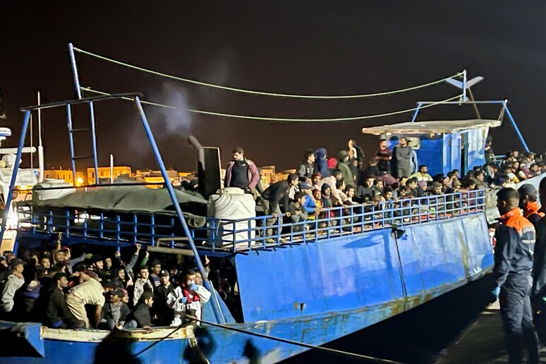 Sicilia – Migranti: maxisbarco a Lampedusa, 530 su un peschereccio