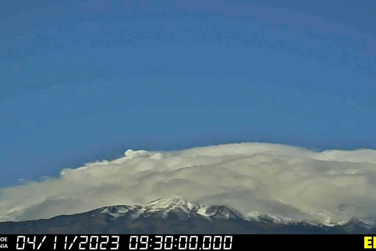 Sicilia – Nevicata notturna sull’Etna, vetta vulcano coperta da nuvole