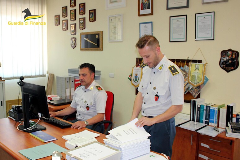 Evade fisco per 700 mila euro, denunciato barbiere di Adrano nel Catanese