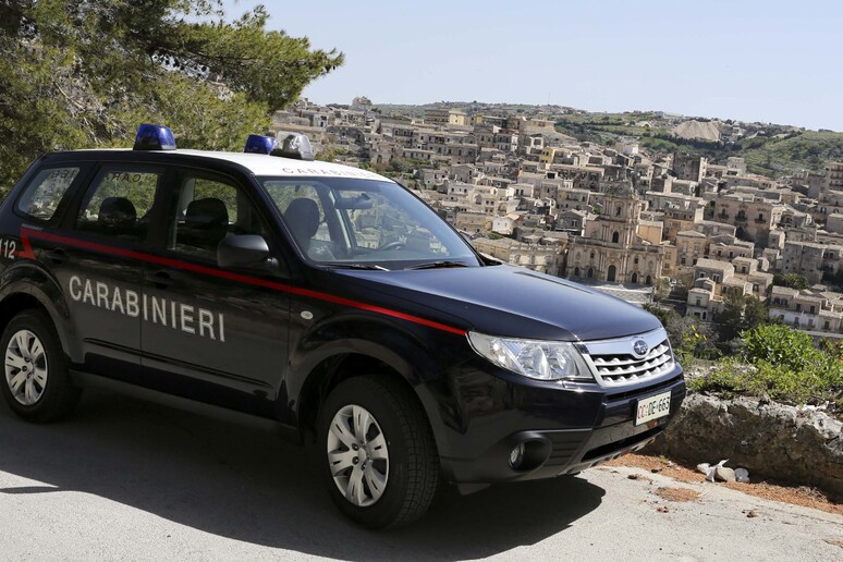 Estorsioni al cimitero di Pozzallo e traffico droga, 13 arresti