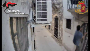 Siracusa, avrebbe derubato commercianti  e residenti: arrestato ladro seriale