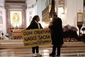Veglia di Natale, blitz animalisti in Cattedrale a Palermo
