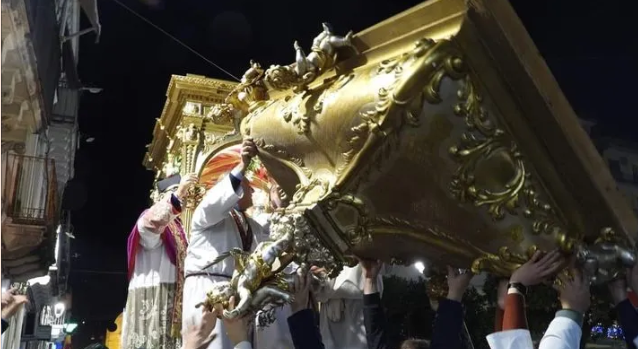 Aci Catena, festa Santa Lucia: fercolo s’impiglia con cavo luminarie