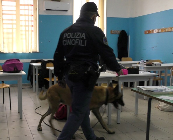 Pachino, droga in un Istituto superiore: hashish nei bagni degli studenti