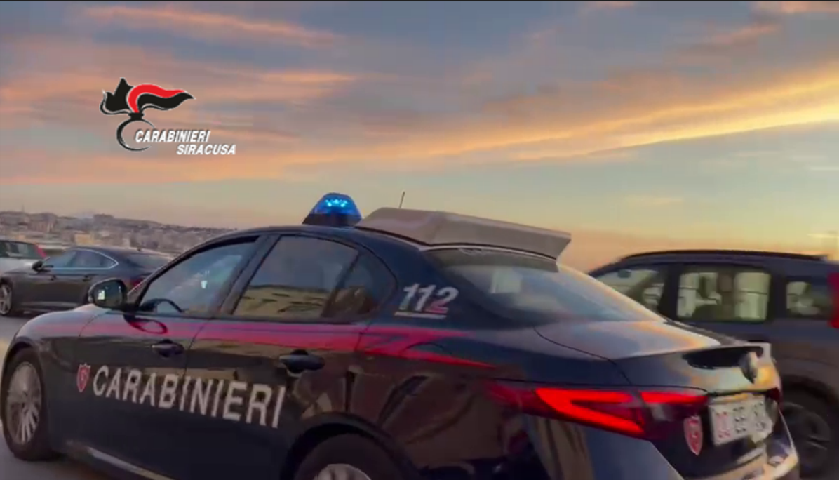 Siracusa, a fuoco l’auto di un carabiniere