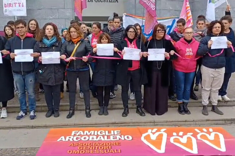 Corte d’Appello civile di Milano, giudici:  ‘Sono illegittime le trascrizioni di figli di coppie di donne’