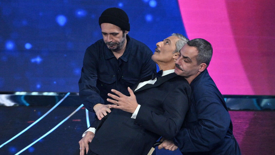 Sanremo, Fiorello manda sul palco il suo doppio creato con la IA