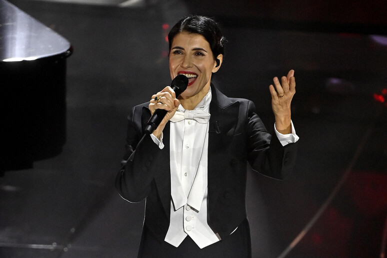 Sanremo 2024, la seconda serata. Giorgia sul palco dell’Ariston