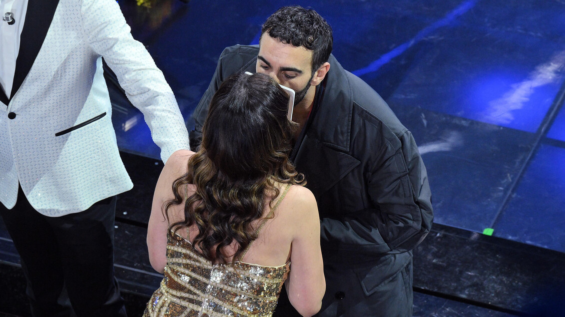 Sanremo – Mengoni e i ‘preser-bacini’ per ‘baci con gli stessi diritti’